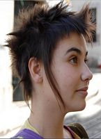 fryzury krótkie cieniowane włosy - uczesanie damskie zdjęcie numer 2A